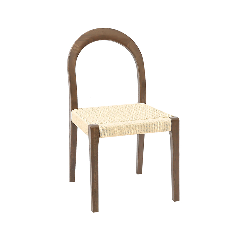 Houten stoel in vlechtstijl